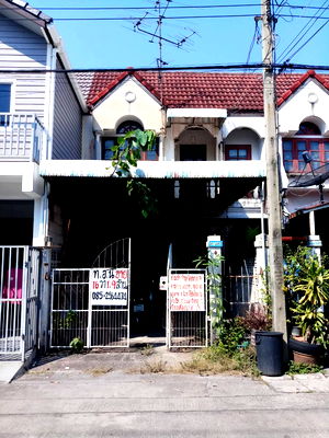 ทาวน์โฮม ถนนรัชดา-รามอินทรา : ขายทาวน์เฮ้าส์ 2 ชั้น  16.3 วา ซอยนวมินทร์ 153 หมู่บ้านฉัตรเกล้าวิลล่า