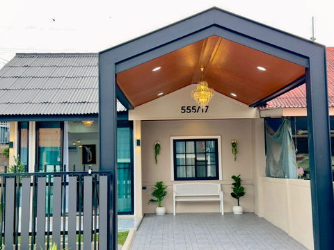 บ้านสวยสไตล์โมเดิร์น ใกล้พัทยา พร้อมของแต่งบ้านพร้อมเข้าอยู่ พื้นที่กว้าง