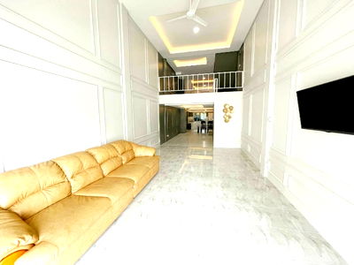 Townhouses for rent Chiang Mai College Of Dramatic Arts : Townhouse for rent in Wiang Thong Village, near Central , the airport