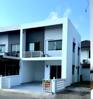 Townhouses for sale Bangkok : Corner unit at Habitown Nest.    Townhome  2 stories