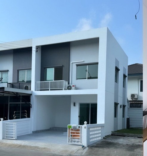 Townhouses for sale : Corner unit at Habitown Nest.    Townhome  2 stories