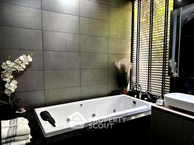 คอนโดให้เช่า : คอนโด 2-ห้องนอน ที่ เอ็ม สีลม ใกล้ BTS ช่องนนทรี (ID 2675587)