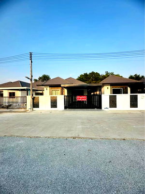 Houses for sale : “New development in Pattaya near Sukhumvit Road, with direct owner financing available.”