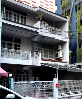 Townhouses for rent Bangkok : 6 Bedroom Townhouse for rent in Khlong Toei Nuea, Bangkok  1117130