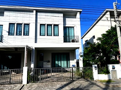 Houses for sale Ruamchai Pracharuk Hospital : 92031 -  Sale Ready-to-Move 2-Storey Townhouse in Bang Bo – Bang Phli, Bangna-Trad Road