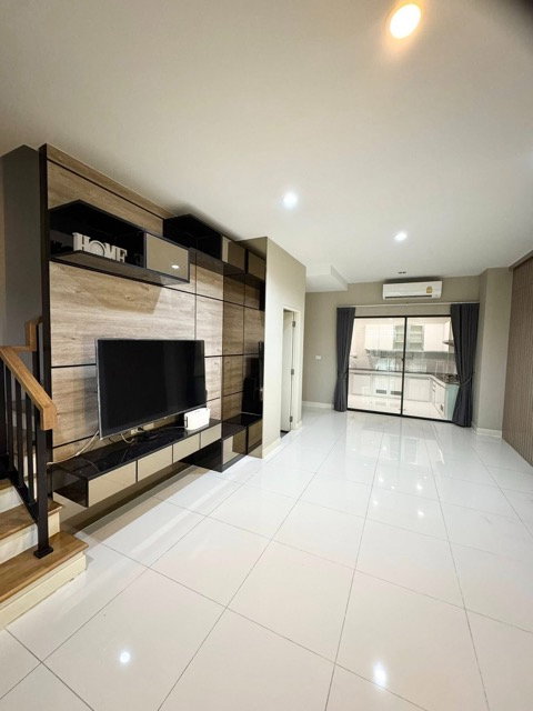 รูป MHR33 เช่า ทาวน์โฮม 3 ชั้น บ้านกลางเมือง ลาดพร้าว-เสรีไทย 52 หลังมุมต้นซอย ต่อเติมครบ พร้อมอยู่ - รูปที่ 4/8