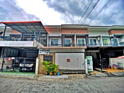 Townhouses for sale Hemaraj Chonburi Industrial Estate : FOR SALE  TOWNHOUSE PROPERTY  1580000 BAHT.