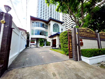 บ้านเดี่ยว กรุงเทพมหานคร : ขาย บ้านเดี่ยว สุขุมวิท ซอย 4 (ซอยสมาหาร) 9 นอน 195 ตรว 1,800 ตรม เหมาะสำหรับครอบครัวใหญ่ 3.5 ชั้น