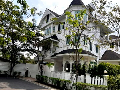 บ้านเดี่ยวให้เช่า : HR3250ปล่อยเช่าบ้านใหม่มือหนึ่ง สไตล์คลาสสิกวิกตอเรียน – Fantasia Villa 4 (บางนา-ศรีนครินทร์) ตกแต่งหรูพร้อมอยู่