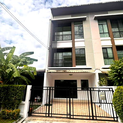 ขายทาวน์โฮม : 🔥 ขายด่วน! ทาวน์โฮมหลังมุม บ้านกลางเมือง นวมินทร์ 42 (Baan Klang Muang) ต่อเติมโกดังข้างบ้านแล้ว | 33 ตร.ว. | 4.9 ล้านบาท 🚗