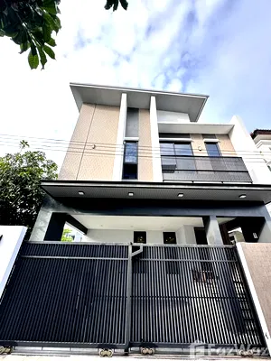 Houses for rent Bangkok : 3 Bedroom House for rent in Phra Khanong Nuea, Bangkok  5866201