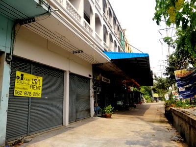 Shophouses for rent Makro Bangbuathong : Main road, 700 meters from MRT Khlong Bang Phai station. 2 units shophouses for rent in Bang Bua Thong, on Kanchanaphisek Road
