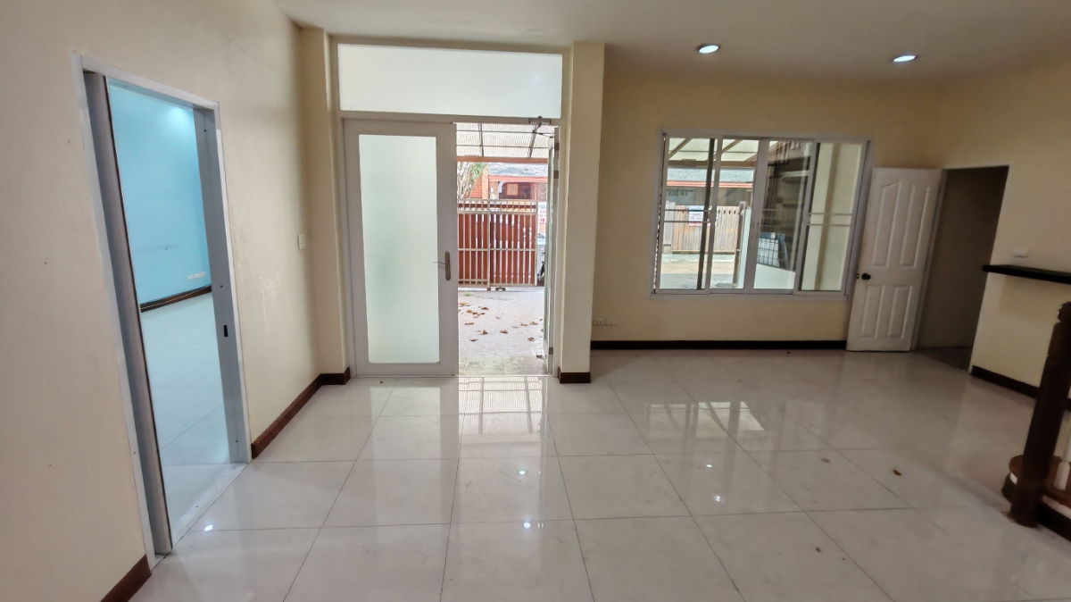 รูป 🔥 ด่วน! โฮมออฟฟิศติดรถไฟฟ้า 3 ชั้น 35 ตร.วา เพียง 20,000 บาท — ราคานี้ไม่มีอีกแล้ว! 🚆 เดินขึ้น MRT สายสีเหลืองได้เลย — ทำเลศรีนครินทร์ 24 - รูปที่ 15/17