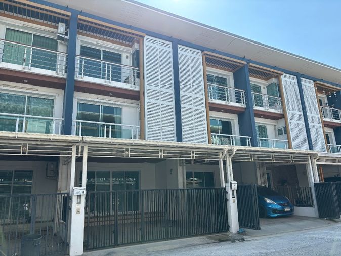 3-bed townhouse for sale, 24.9 sq wah, Chuan Chuen Modus Viphavadi