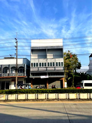 อาคารพาณิชย์ อนุสาวรีย์พ่อขุนเม็งรายมหาราช : ขาย เช่า อาคารพาณิชย์ 3 ชั้น 2 คูหา ติดถนนพหลโยธิน ใกล้ห้าแยกพ่อขุน เมืองเชียงราย