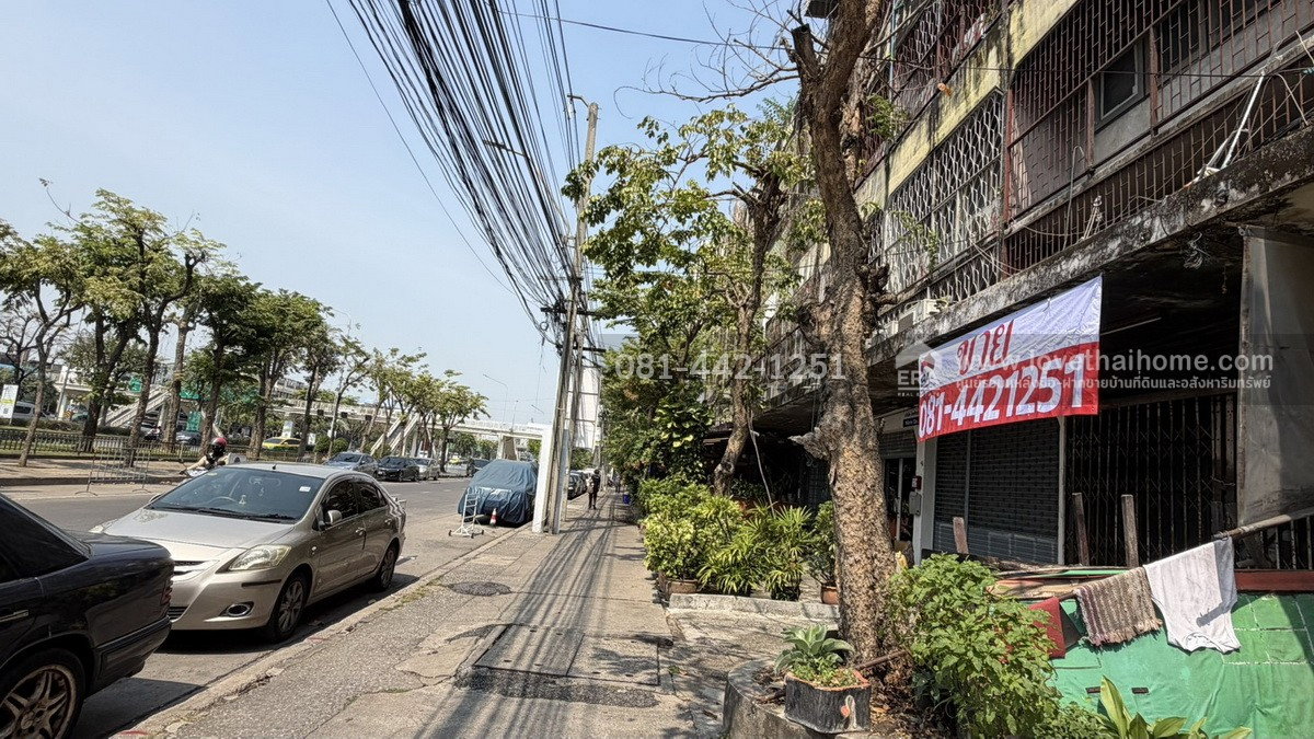 รูป ขายตึกแถว3.5ชั้น ติดถนนสมเด็จพระปิ่นเกล้า พื้นที่ 19 ตรว. ขายเพียงแค่ 5.5 ล้านเท่านั้น ราคาถูกขนาดนี้ ทำเลดีๆแบบนี้ ในย่านนี้หาไม่มีอีกแล้ว - รูปที่ 6/6