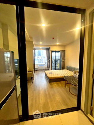 Condos for rent : 1-BR Condo at SOHO Bangkok Ratchada near MRT Huai Khwang (ID 2510819)