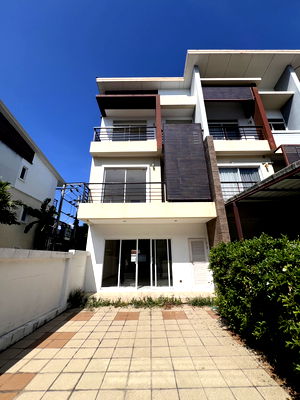 เช่าโฮมออฟฟิศ เขตวังทองหลาง : 🏢 ให้เช่า ทาวน์โฮม 3 ชั้น – ทำเลดี ย่านลาดพร้าว   ✨หลังมุม โปร่ง โล่ง เหมาะทำออฟฟิศ แยกพื้นที่ทำงานและพักอาศัยได้