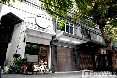 Townhouses for sale Thonburi Vocational College : 1 Bedroom Townhouse for sale in Somdet Chaophraya, Bangkok  1361350