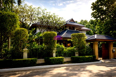 Houses for sale Nonthaburi : Single house for sale in Nichada Thani, corner unit at front zone, near the lake and ISB International School