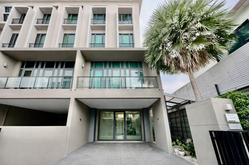 Townhouses for sale : For Sale: Luxury 4-Storey Townhome at PATIO Ratchayothin | Near BTS Ratchayothin & MRT Phaholyothin | Fully Built-In | 320 SQ.M. Move-In Ready