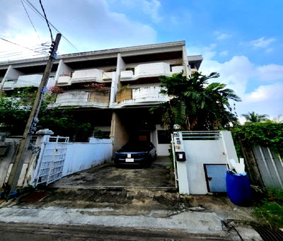 เช่าโฮมออฟฟิศ ถนนสุขุมวิท : ให้เช่าทาวน์โฮม 3 ชั้น หลังมุม  ทำเล ซอยสุขุมวิท 99 / ใกล้ BTS บางจาก 300 เมตร / แอร์ 4 เครื่อง / เหมาะเป็นสำนักงาน จดบริษัทได้