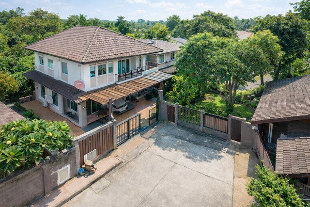 Beautiful corner house for sale in Chaengwattana. Ready to move in.