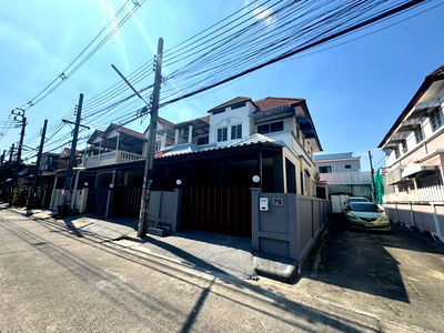 Townhouses for sale Bangkok : Call : 080-666-3168 Phanason Villa 10 Village, Corner Townhome newly renovated 2 units side-by-side 47 sq.wa, 3 Beds, 2 Baths