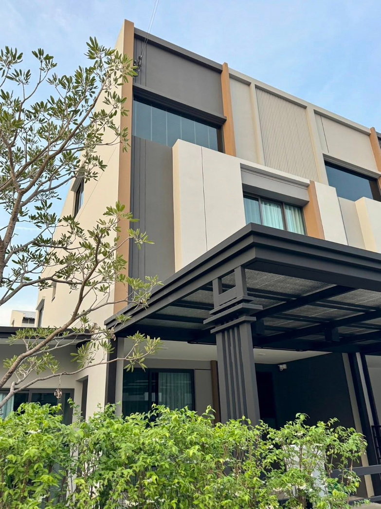 ขายทาวน์โฮม : ✨ Ultra Townhome 2.5 ชั้น หลังมุมมีสวน! สภาพใหม่กริ๊บ 5 นาทีถึง Mega Bangna Pleno สุขุมวิท-บางนา 4 | แต่งครบ Fully Furnished | 6.99 ล้าน 🏡