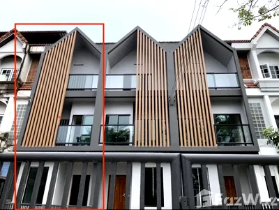 Townhouses for sale Bangkok : 4 Bedroom Townhouse for sale in Suan Luang, Bangkok  5563630