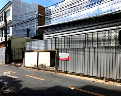 เช่าโรงงาน รัชโยธิน : ให้เช่าโกดัง / ทำเล ลาดพร้าว 35 เข้าซอยไม่ลึก / บนที่ดิน 95 ตารางวา พื้นที่ใช้สอยโกดัง 210 ตารางเมตร / จอดรถในรั้วได้ 4-5 คัน 