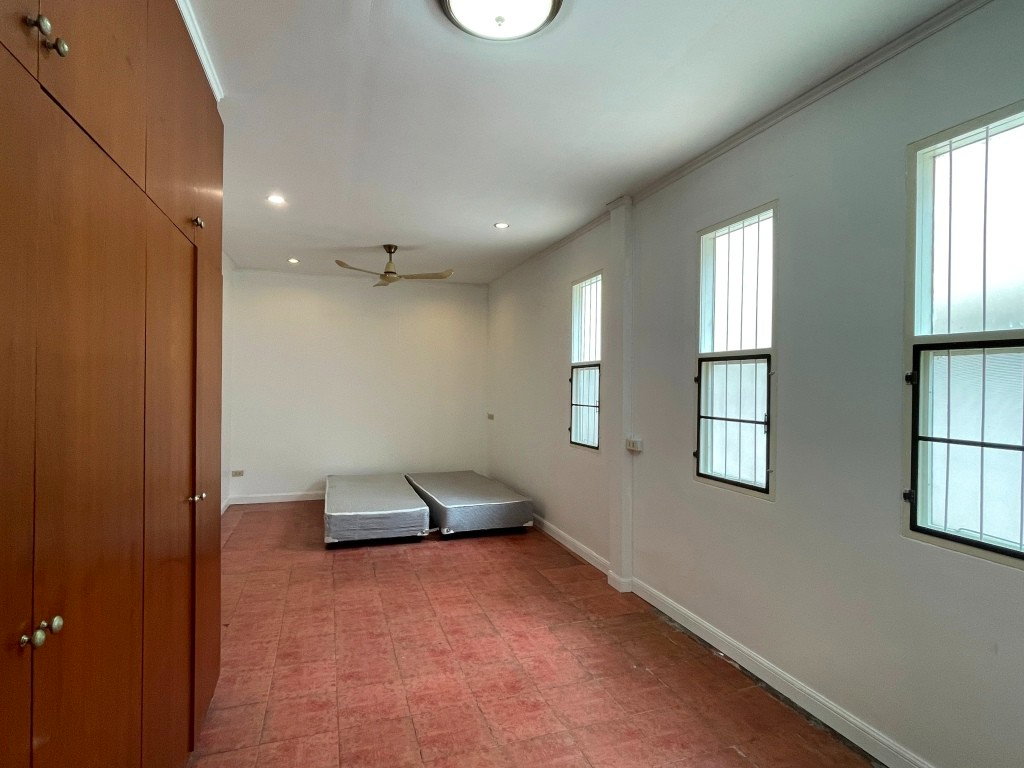 รูป บ้านชั้นเดียวปรับปรุงใหม่ 3 ห้องนอน 3 ห้องน้ำ สวน พื้นที่ประมาณ 180 ตรม. 10 นาทีเดินบีทีเอสทองหล่อหรือเอกมัย - รูปที่ 14/18