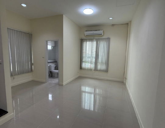 รูป ให้เช่าทาวน์โฮม / โฮมออฟฟิศ 4 ชั้น โครงการ พรีเมี่ยมเพลส นวมินทร์-สุขาภิบาล 1 ใกล้ ซอยนวมินทร์ 89 /แอร์ 7 เครื่อง / เหมาะเป็น Home Office จดบริษัทได้ - รูปที่ 4/7