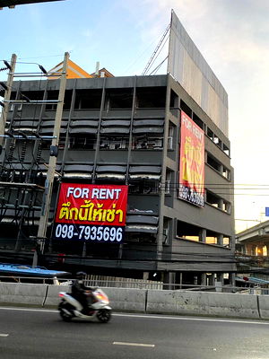 Shophouses for rent Bangkok University : Urgently for rent, 4-storey building, good location, entrance to Sukhu