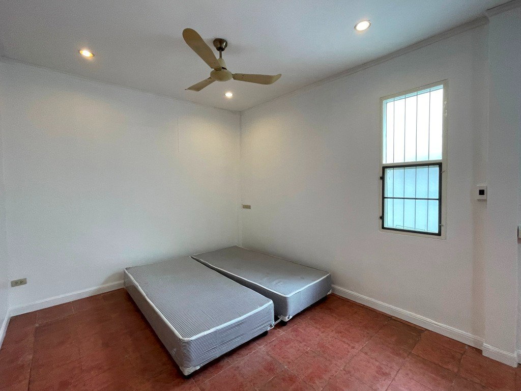 รูป บ้านชั้นเดียวปรับปรุงใหม่ 3 ห้องนอน 3 ห้องน้ำ สวน พื้นที่ประมาณ 180 ตรม. 10 นาทีเดินบีทีเอสทองหล่อหรือเอกมัย - รูปที่ 11/18