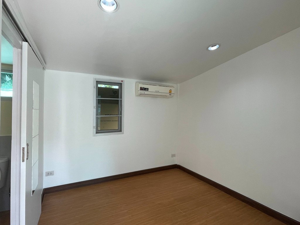 รูป บ้านชั้นเดียวปรับปรุงใหม่ 3 ห้องนอน 3 ห้องน้ำ สวน พื้นที่ประมาณ 180 ตรม. 10 นาทีเดินบีทีเอสทองหล่อหรือเอกมัย - รูปที่ 16/18