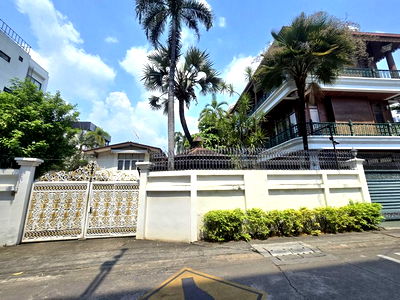 เช่าบ้านเดี่ยว สุขุมวิท 42 : บ้านเดี่ยวไม้สักสูง3ชั้นให้เช่า ทำเลย่านเอกมัย BTSเพียง200เมตร