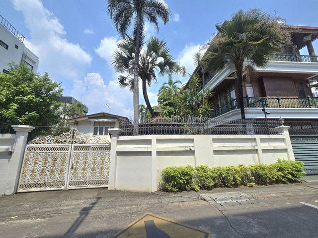 รูป บ้านเดี่ยวไม้สักสูง3ชั้นให้เช่า ทำเลย่านเอกมัย BTSเพียง200เมตร - รูปที่ 1/8