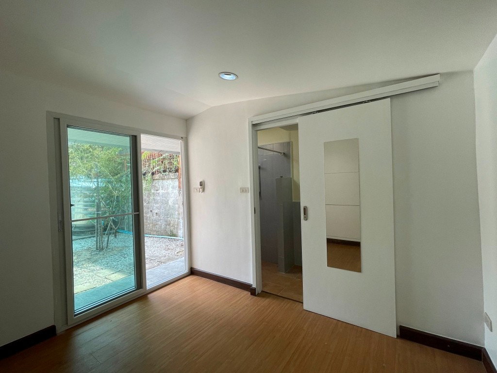 รูป บ้านชั้นเดียวปรับปรุงใหม่ 3 ห้องนอน 3 ห้องน้ำ สวน พื้นที่ประมาณ 180 ตรม. 10 นาทีเดินบีทีเอสทองหล่อหรือเอกมัย - รูปที่ 9/18