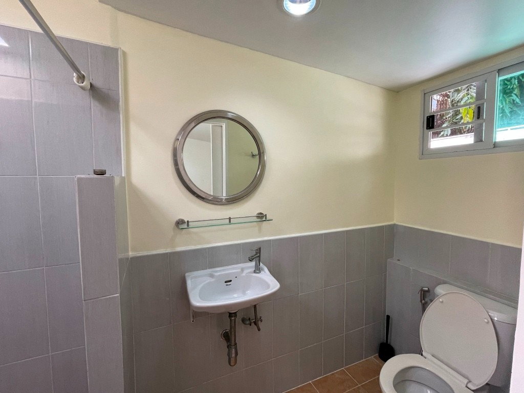 รูป บ้านชั้นเดียวปรับปรุงใหม่ 3 ห้องนอน 3 ห้องน้ำ สวน พื้นที่ประมาณ 180 ตรม. 10 นาทีเดินบีทีเอสทองหล่อหรือเอกมัย - รูปที่ 17/18