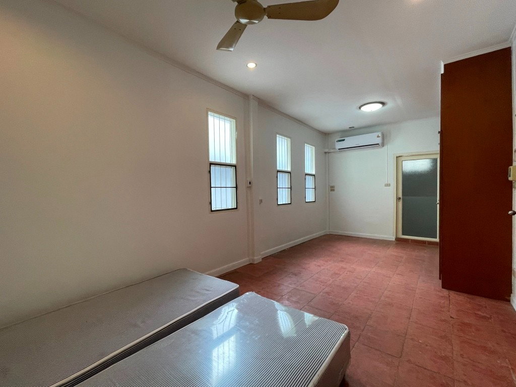 รูป บ้านชั้นเดียวปรับปรุงใหม่ 3 ห้องนอน 3 ห้องน้ำ สวน พื้นที่ประมาณ 180 ตรม. 10 นาทีเดินบีทีเอสทองหล่อหรือเอกมัย - รูปที่ 12/18
