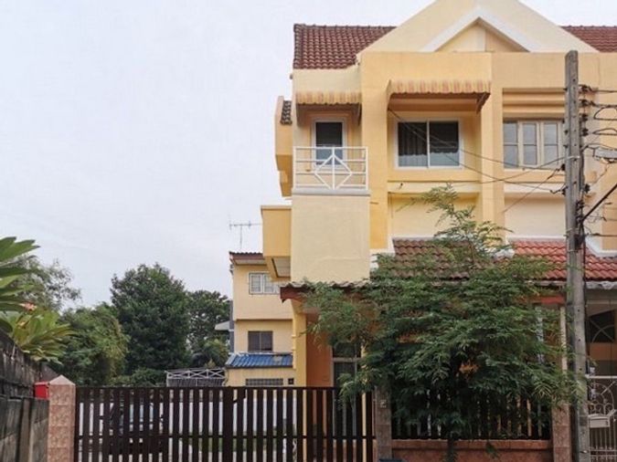 ทาวน์เฮ้าส์หลังริม จอดรถได้ถึง 5 คัน เหมาะทำ Home Office ใกล้แฟชั่นไอส์แลนด์ 🏢