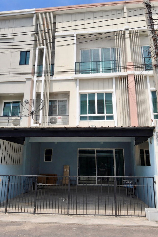 รูป ให้เช่าทาวน์โฮม 3 ชั้น พาทิโอ พัฒนาการ | เฟอร์นิเจอร์ครบ พร้อมเข้าอยู่ | เลี้ยงสัตว์ได้ - รูปที่ 1/9