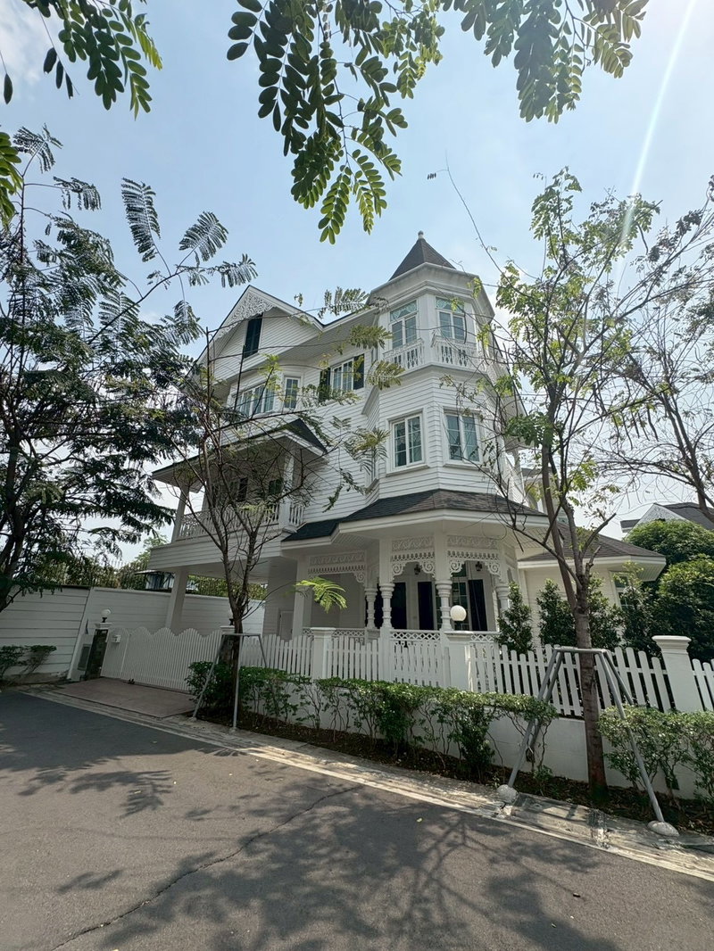 Houses for rent : Private Spacious Villa in Bangna available for rent