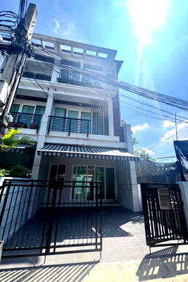 เช่าโฮมออฟฟิศ ถนนประดิษฐ์มนูธรรม : ให้เช่า ทาวน์โฮม เลียบด่วนรามอินทรา 🎓ใกล้ รร.นานาชาติสิงคโปร์ (SISB) 🛍️ Central Eastville 🚝 BTS ลาดพร้าว 71