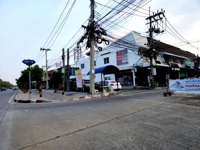 ทาวน์โฮม กรุงเทพมหานคร : ขายทาวเฮ้าส์รีโนเวทใหม่ทั้งหลังใกล้รถไฟฟ้า