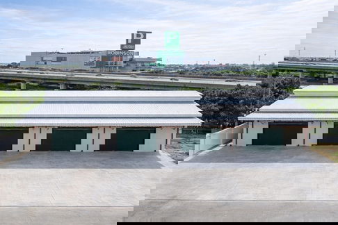 ใกล้ทางด่วนศรีสมาน โกดังให้เช่า 1 ห้องน้ำ และโรบินสัน ศรีสมาน ภายใน 1 กม. 200 ตร.ม. ลึก 25 ม. ถนนกว้าง 10 ม. เหลือ 2 ยูนิตสุดท้าย