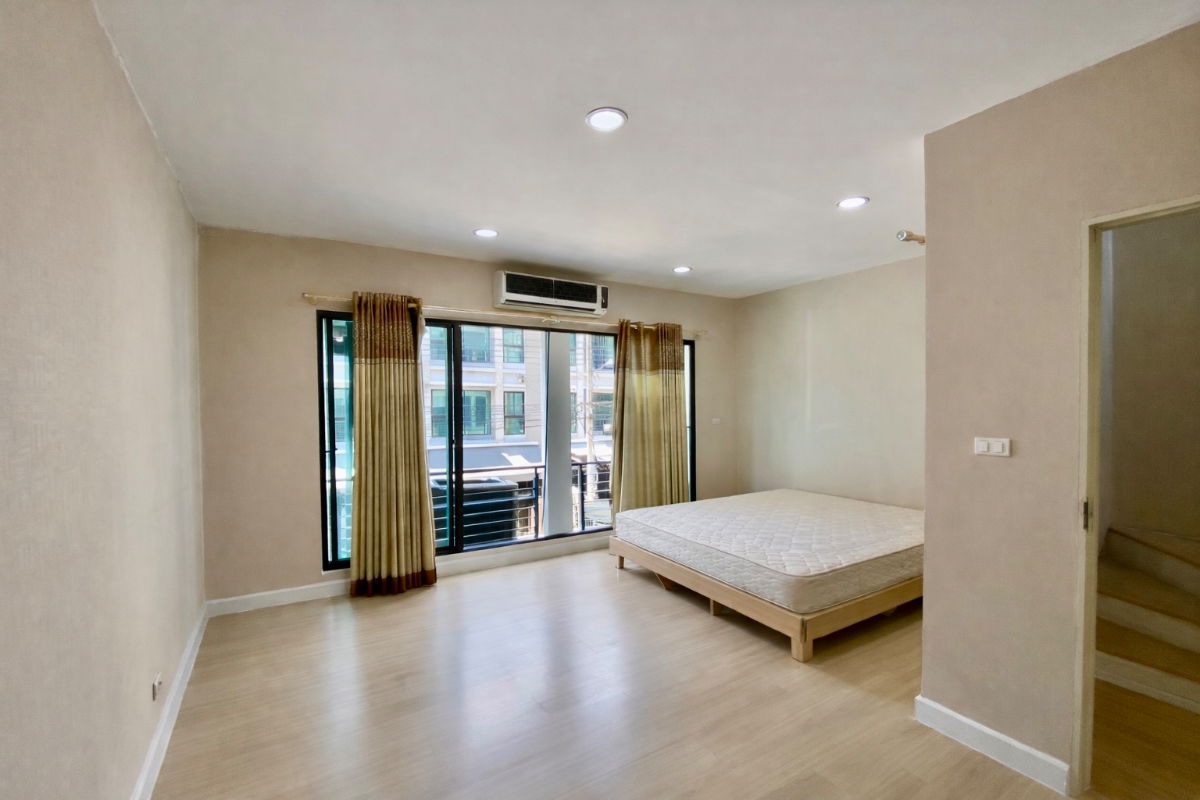 รูป ให้เช่า ทาวน์โฮม 3 ชั้น บ้านกลางเมือง พระราม 9–รามคำแหง | เฟอร์นิเจอร์ครบ พร้อมเข้าอยู่ | ทำเล Town in Town - รูปที่ 8/22