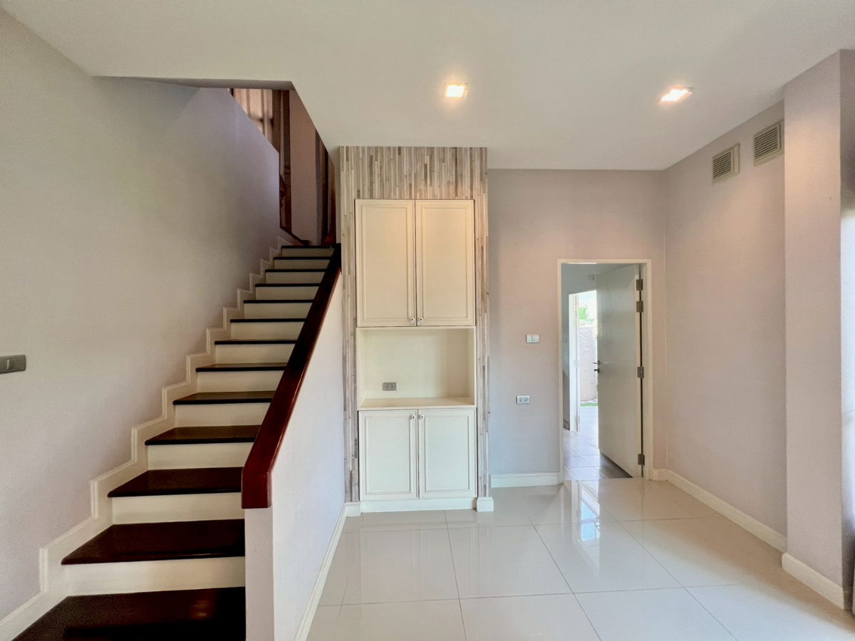 รูป ขายด่วน! บ้านเดี่ยว 4-ห้องนอน 3-ห้องน้ำ แปลงมุม พร้อมเฟอร์นิเจอร์ Built-in สวยจบครบทั้งหลัง - รูปที่ 22/57