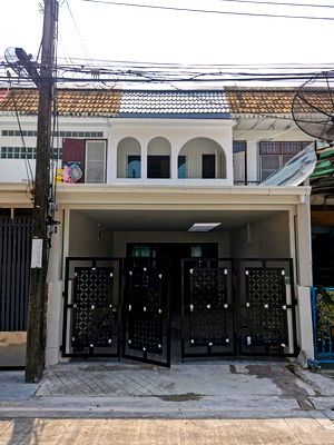 Townhouses for sale Borom Ratchachonnani Bangkok Nursing College : R059 🏡✨ Townhouse in prime location Huai Khwang & University of Thai Chamber of Commerce ✨🏡 Only 300 meters away. Selling for only 4.8 Million Baht.
